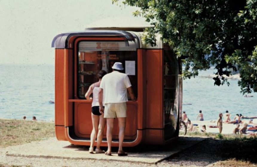 Ludzie przy kiosku K67 przy plaży - scena retro